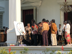 Kolaborasi Jokowi-Nasirun Lukis Indonesia di Teras Istana