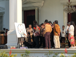 Kolaborasi Jokowi-Nasirun Lukis Indonesia di Teras Istana Kolaborasi Jokowi-Nasirun Lukis Indonesia di Teras Istana
