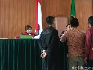 Disidang, 6 Kades Karawang Tidak Tahu Pose 4 Jari Melanggar Disidang, 6 Kades Karawang Tidak Tahu Pose 4 Jari Melanggar