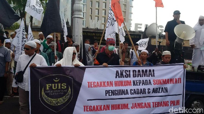 Demo Sukmawati di Depan Mapolda Jateng, Massa Bagi-bagi Selebaran Demo Sukmawati di Depan Mapolda Jateng, Massa Bagi-bagi Selebaran