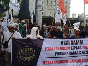 Demo Sukmawati di Depan Mapolda Jateng, Massa Bagi-bagi Selebaran Demo Sukmawati di Depan Mapolda Jateng, Massa Bagi-bagi Selebaran