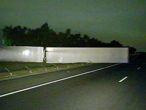 Truk Membawa 20 Ton Nugget Ayam Terguling di Melbourne