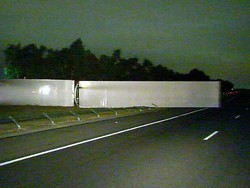 Truk Membawa 20 Ton Nugget Ayam Terguling di Melbourne