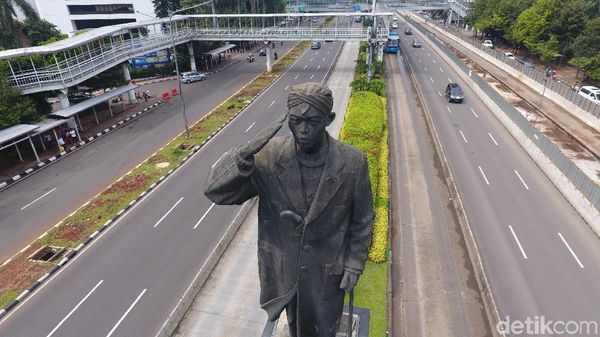 Foto: Bolong di Patung Jenderal Sudirman dari Jepretan Drone
