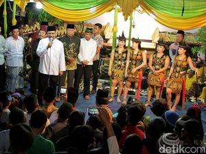 Bersama Warga Mojokerto, Gus Ipul Ikuti Wayangan dan Sholawatan