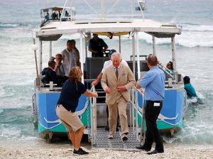 Kunjungi Pantai di Queensland, Pangeran Charles Tetap Berjas