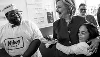Kopi dan Popcorn Selalu Jadi Teman Favorit Hillary Clinton
