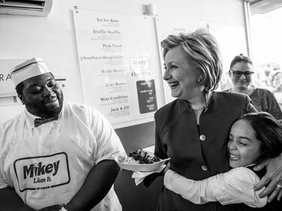 Kopi dan Popcorn Selalu Jadi Teman Favorit Hillary Clinton