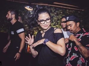 Setahun Tinggal di Bali, Dinda Kanya Kembali Jadi Gadis Metropolis