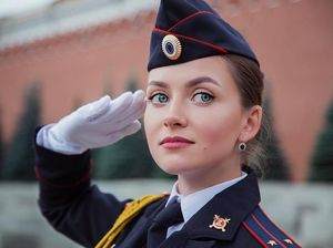 Polisi Cantik Rusia yang Suka Jalan-jalan, Awas Jatuh Hati!
