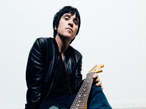 Johnny Marr Kejutkan Penonton Bawakan This Charming Man di Konser Johnny Marr Kejutkan Penonton Bawakan This Charming Man di Konser