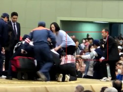 Wasit Usir 2 Wanita dari Ring Sumo Saat Bantu Wali Kota Pingsan