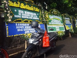 Karangan Bunga Penuhi Rumah Pensiunan TNI yang Tewas di Pd Labu