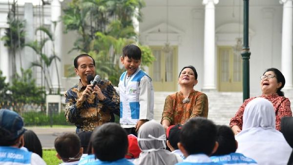Momen Alarik Bocah Survivor Kanker Tepuk Pundak Jokowi