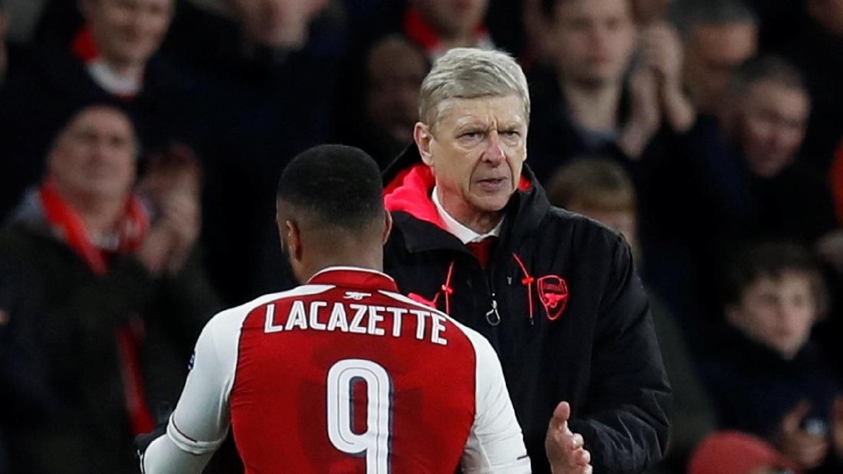 Alexandre Lacazette menilai trofi Liga Europa bisa membantu Arsene Wenger mempertahankan posisinya sebagai manajer Arsenal (Foto: Eddie Keogh/Reuters)