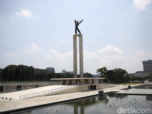 Sandi Ingin Lapangan Banteng yang Baru Tak Dipakai Bagi-bagi Sembako Sandi Ingin Lapangan Banteng yang Baru Tak Dipakai Bagi-bagi Sembako