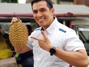 Bergaya Hidup Sehat, Ini Pose Adrian Maulana Makan Smoothie hingga Duren