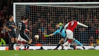 Lacazette juga mencetak dua gol pada pertandingan ini. Golnya di menit ke-35 mengubah skor menjadi 4-1 untuk keunggulan Arsenal. Foto: Catherine Ivill/Getty Images