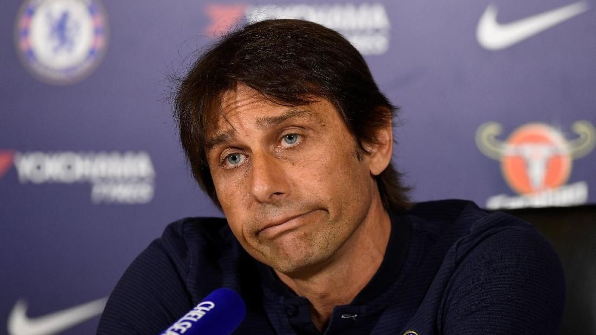 Antonio Conte tak mau menaggapi kabar Chelsea sedang mendekati pelatih Napoli Maurizio Sarri (Foto: Tony OBrien/Action Images via Reuters)