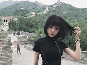 Foto: Wanita Cantik Seperti Boneka yang Suka Traveling