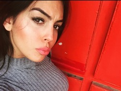 Georgina Rodriguez. Sosok perempuan ini belakangan jadi sangat dikenal. Bagaimana tidak, ia merupakan pasangan dari megabintang Madrid Cristiano Ronaldo. (Foto: internet)