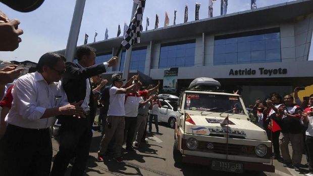 Cara 'Gila' Komunitas Kendaraan Rayakan Ultah (EMBG)
