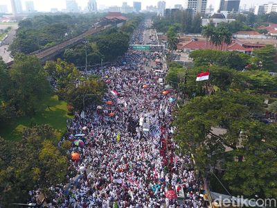 Foto: Lautan Massa Demo Sukmawati di Depan Bareskrim