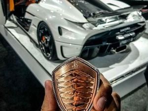 Keren, Kunci Mobil Sport Ini Terbuat dari Emas dan Berlian