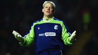 Satu dari lima kiper dengan catatan 20 clean sheet dalam satu musim adalah Peter Schmeichel. Pemain asal Denmark itu mencatatkannya di musim 1994/1995 saat memperkuat Manchester United. (Foto: Ben Radford/Getty Images)