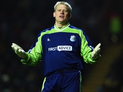 Satu dari lima kiper dengan catatan 20 clean sheet dalam satu musim adalah Peter Schmeichel. Pemain asal Denmark itu mencatatkannya di musim 1994/1995 saat memperkuat Manchester United. (Foto: Ben Radford/Getty Images)
