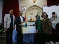 Dapat Hadiah Lukisan di Acara Perawat, Anies akan Lapor KPK