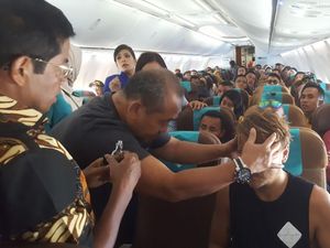 Idrus Marham Beri Minyak Angin Ke Bule Sakit di Garuda Idrus Marham Beri Minyak Angin Ke Bule Sakit di Garuda
