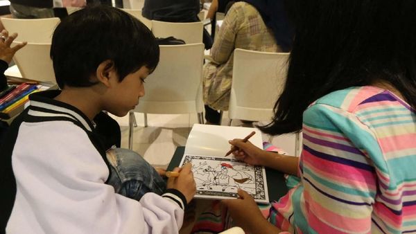 Keseruan Anak-anak Mewarnai