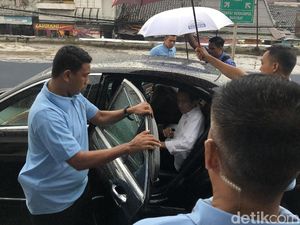 Warga Bersorak Saat Jokowi Turun dari Kereta di St Cibadak Sukabumi