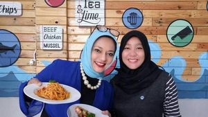 Intip Momen Seru Keluarga Marissa Haque Saat Nikmati Makanan