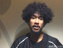 Teddy Adhitya Terjebak Masa Lalu dalam Why Would I Be?