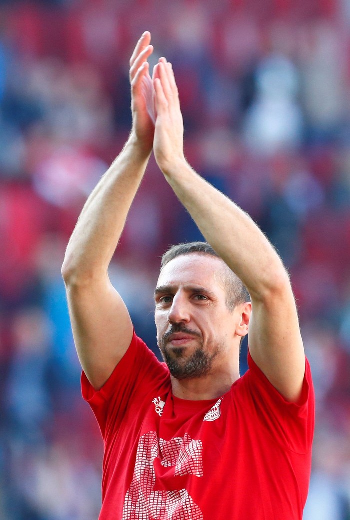 galfot bayern Soccer Football - Bundesliga - FC Augsburg vs Bayern Munich - WWK Arena, Augsburg, Germany - April 7, 2018 Bayern Munich's Franck Ribery applauds the fans at the end of the match REUTERS/Michaela Rehle DFL RULES TO LIMIT THE ONLINE USAGE DURING MATCH TIME TO 15 PICTURES PER GAME. IMAGE SEQUENCES TO SIMULATE VIDEO IS NOT ALLOWED AT ANY TIME. FOR FURTHER QUERIES PLEASE CONTACT DFL DIRECTLY AT + 49 69 650050