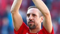 Momen yang istimewa bagi Ribery karena bertepatan dengan hari ulang tahun ke-35. Ribery kini telah mengoleksi delapan titel Bundesliga untuk berbagi rekor pemain dengan gelar terbanyak bersama Mehmet Scholl, Oliver Kahn, Philipp Lahm, dan Bastian Schweinsteiger. (Foto: Michaela Rehle/Reuters)