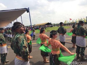 Atraksi Marching Band dan Tari Buka Pesta Rakyat HUT TNI AU
