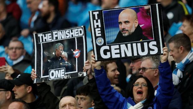 Suporter Manchester City membentangkan poster untuk menyindir Jose Mourinho.