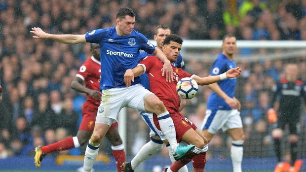 Dominic Solanke mendapatkan dua peluang emas ke gawang Everton. (