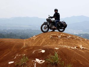 Pencinta Royal Enfield Selusuri Jalur Selatan Jabar yang Indah