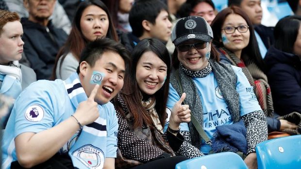 Suporter dari Asia ikut memeriahkan tribune Stadion Etihad.