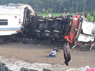 Foto: Evakuasi KA Sancaka yang Tabrakan dengan Truk Trailer