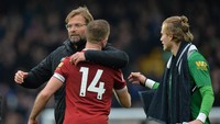 Juergen Klopp tentu puas timnya bisa mencatat clean sheet meski hanya dapat hasil seri. Loris Karius juga tampil apik dan sempat melakukan penyelamatan bagus. Foto: Peter Powell/Reuters