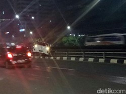 Mobil Tabrak Pembatas Jalan Tol di Kuningan