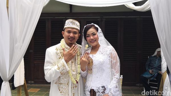 Resmi Menikah, Chef Aiko Berseri-seri