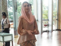 Ayah Arumi Bachsin Dikuburkan di TPU Kebon Nanas