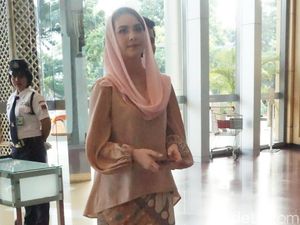 Ayah Arumi Bachsin Dikuburkan di TPU Kebon Nanas Ayah Arumi Bachsin Dikuburkan di TPU Kebon Nanas