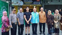Begini Keseruan Kaesang Pangarep Saat Buka Cabang ke 14 Sang Pisang
